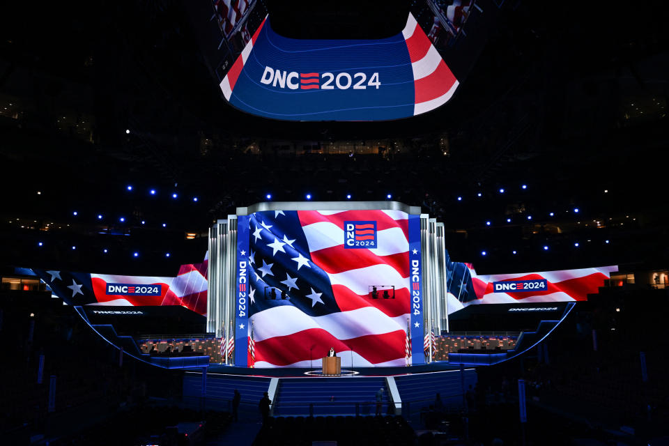 TOPSHOT – Auf dem Foto sind Schilder zu sehen, während Vorbereitungen für den Democratic National Convention (DNC) im United Center in Chicago, Illinois, am 15. August 2024 getroffen werden. Vizepräsidentin Kamala Harris wird die Nominierung der Partei zur Präsidentschaftskandidatin auf dem DNC, der vom 19. bis 22. August in Chicago stattfindet, offiziell annehmen. (Foto von Robyn Beck / AFP) (Foto von ROBYN BECK/AFP via Getty Images)