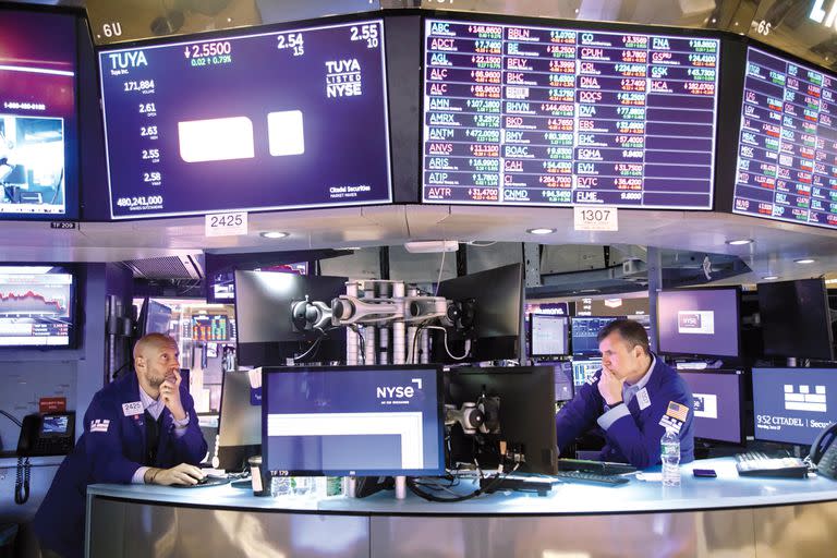 Traders work on the floor of the New York Stock Exchange (NYSE) in New York, U.S., on Monday, June 27, 2022. Money managers betting on a sustained global rebound will be left sorely disappointed in the second half of this crushing year as a protracted bear market looms, even if inflation cools. Photographer: Michael Nagle/Bloomberg via Getty Images