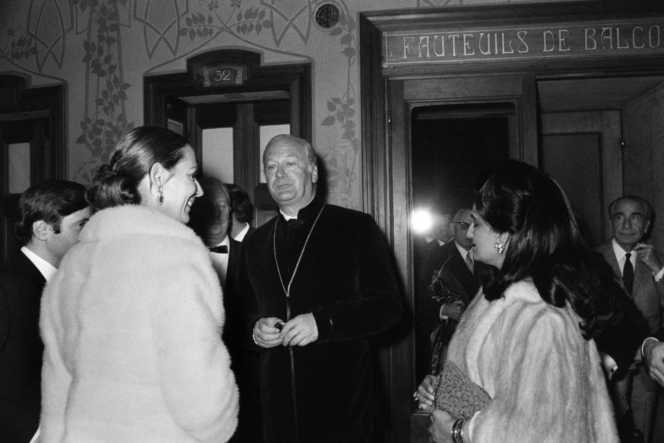 Photo taken on April 11, 1969 at the casino in Vichy shows German actor Curd Jürgens (C), flanked by his wife Simone Bicheron (L), and Princess Sita Devi of Pithapuram (R) at the premiere of the film "Der Lügner und die Nonne" directed by Austrian Rolf Thiele. (Photo by AFP) (Photo by -/AFP via Getty Images)