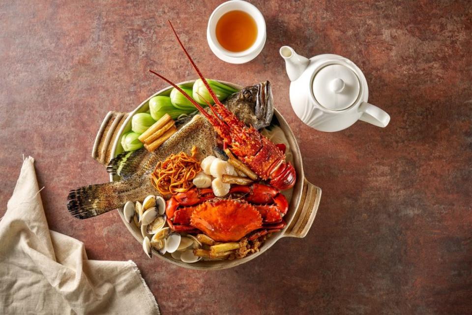 留園餐廳名菜「天驕帝王海鮮煨麵」每天限量3份。台北六福萬怡酒店提供