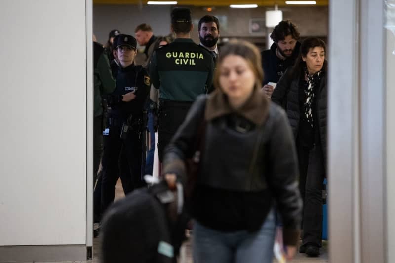 A Guardia Civil officer at the arrivals gate of terminal T1 of Adolfo Suarez Madrid Barajas Airport, due to the expected arrival of the former president of the Royal Spanish Football Federation (RFEF) Luis Rubiales from the Dominican Republic. Alejandro Martínez Vélez/EUROPA PRESS/dpa