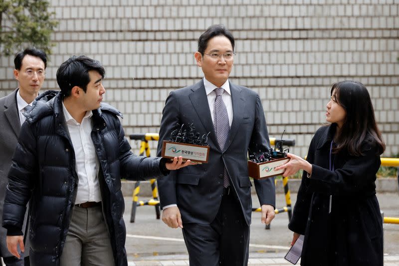 Samsung Electronics Chairman Jay Y. Lee arrives at a court in Seoul