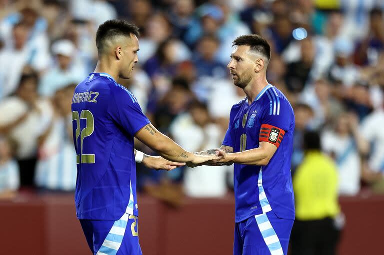 Lautaro Martínez y Lionel Messi, el saludo de los goleadores de la selección ante Guatemala, en Washington