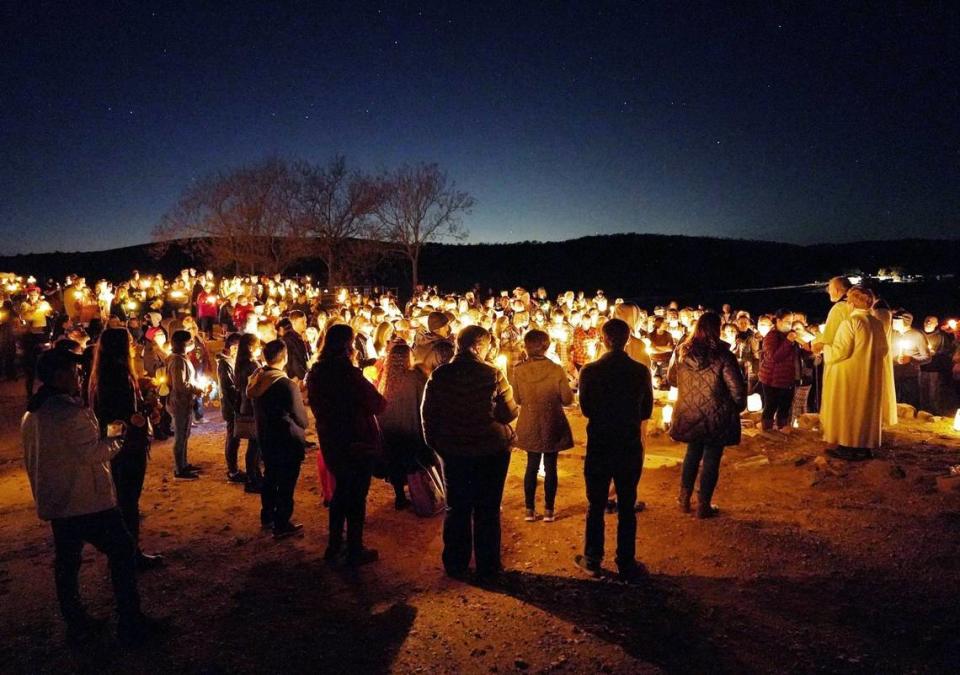 Cientos de personas se reúnen en la tumba de Doña Candelaria de Sapién, quien revivió el evento hace unos 100 años, mientras el padre Steve Bulfer, a la derecha, dirige un servicio en el cementerio durante la celebración del Día de Todos los Santos del martes 2 de noviembre de 2021, en Hornitos. El Día de los Fieles Difuntos marca el Día de Muertos, con la reunión del público en la plaza de Hornitos para una procesión con velas a través de la ciudad histórica y  una colina hasta llegar al cementerio de la Misión de Santa Catalina de Siena  para honrar a quienes han muerto. La vicepresidenta del Hornitos Patron Club, Delores Cabezut, dijo que los organizadores contaban con la asistencia de 521 personas al evento de este año. El evento de 2020 fue cancelado debido a la pandemia del COVID-19.