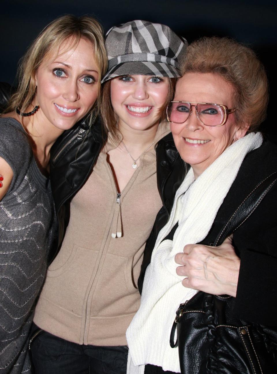 miley cyrus visits mamma mia on broadway