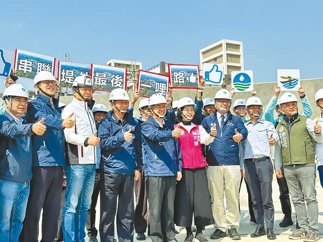 行政院長陳建仁（前排左五）20日前往新北市新莊西盛越堤道，視察大漢溪整治及堤外便道相關工程。（呂健豪攝）