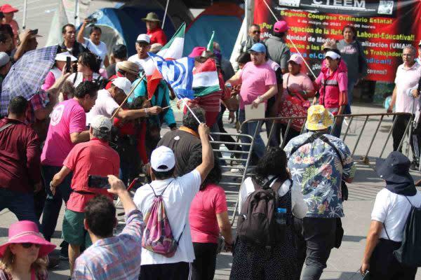 Marea Rosa y CNTE se enfrentan en el Zócalo de la CDMX