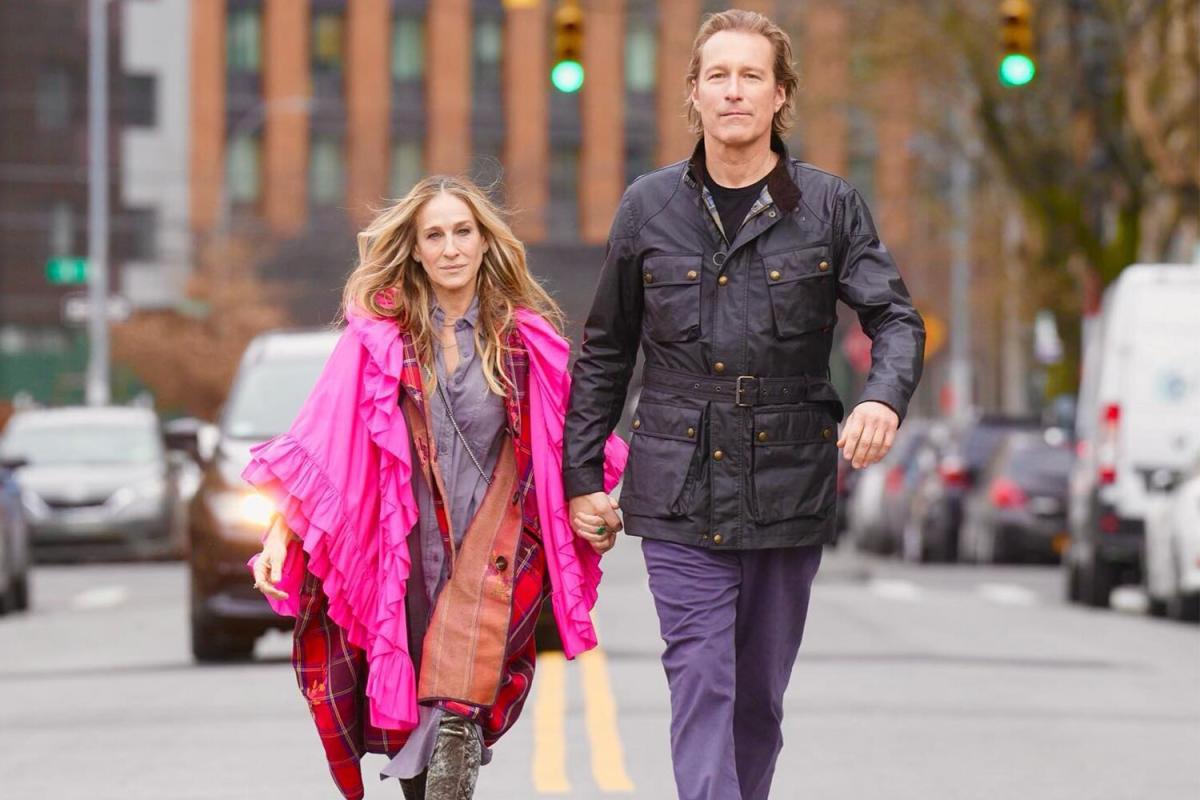 Sarah Jessica Parker and John Corbett Finally Reunite — and Walk  Hand-in-Hand! — on the Set of AJLT