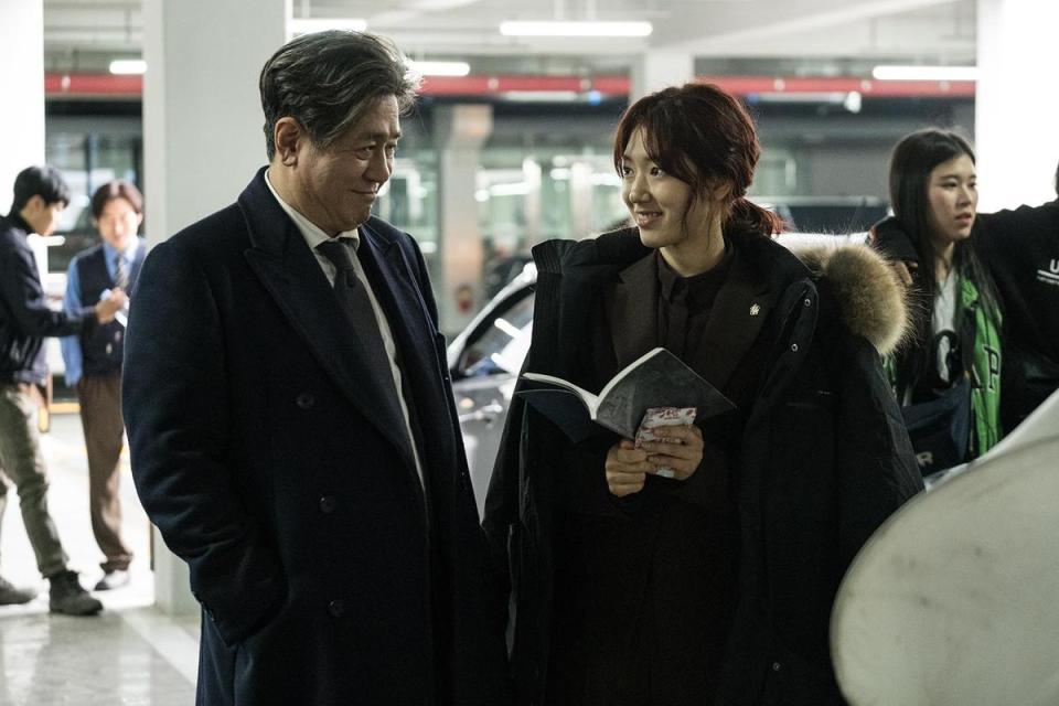 朴信惠在新片《沈默的目擊者》中，與影帝崔岷植（右）有精彩對手戲。（CJ娛樂）