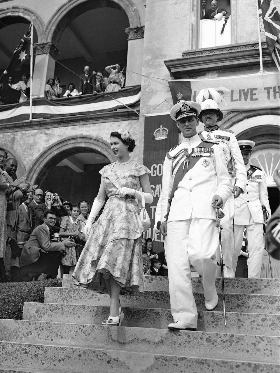 ARCHIVO - En esta foto del 25 de noviembre de 1953, la reina Isabel de Inglaterra y el duque de Edimburgo salen de la Casa de la Asamblea después de que la reina se dirigió al Parlamento Colonial de Bermudas, en Hamilton, Bermudas. El gobernador de Bermudas, teniente general sir Alexander Hood, sigue a la pareja real en las escaleras. (AP Foto, Archivo)