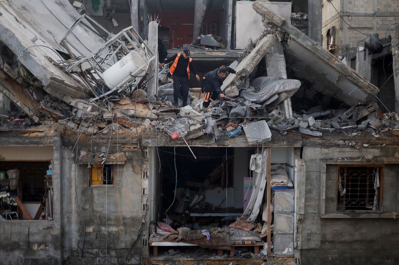 Palestinos inspeccionan el lugar de un ataque israelí contra una casa, en medio del conflicto en curso entre Israel y el grupo islamista palestino Hamás, en Rafah, en el sur de la Franja de Gaza