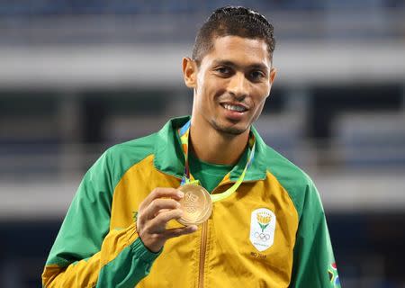 2016 Rio Olympics - Athletics - Victory Ceremony - Men's 400m Victory Ceremony - Olympic Stadium - Rio de Janeiro, Brazil - 15/08/2016. Gold medalist Wayde van Niekerk (RSA) of South Africa poses with his medal. REUTERS/Leonhard Foeger