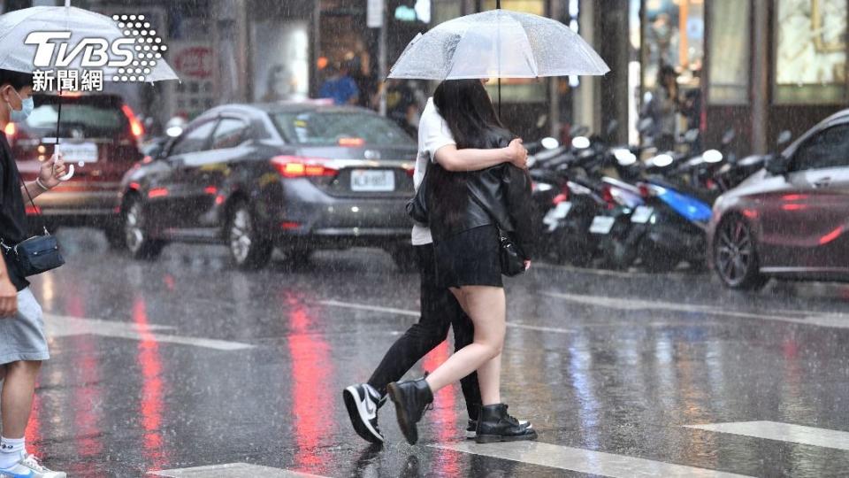 週三起梅雨滯留鋒逐漸生成，並緩慢往台灣方向靠近。（圖／胡瑞麒攝）