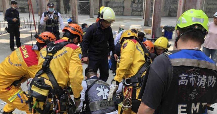 高雄市發生工人遭倒塌鋼筋砸中意外，2人不治。（圖／民眾提供／袁庭堯高雄傳真）