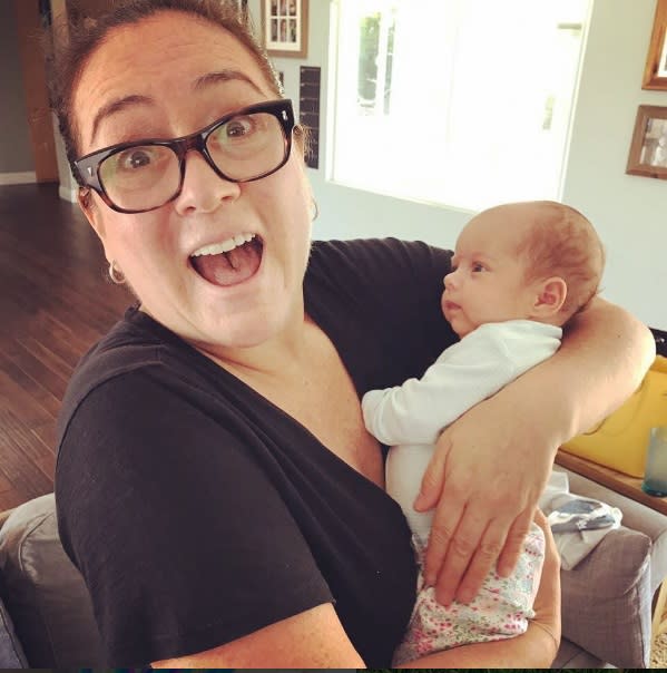La publicista Lizzy Cansino con uno de los bebés. Lizzy Cansino/Instagram