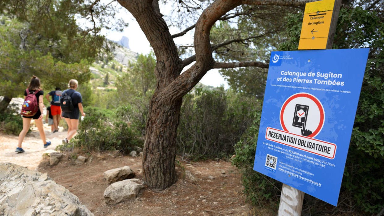 Les réservations pour l’accès à deux calanques de Marseille à partir du 26 juin 2022 ont été ouvertes le 23 juin 2022 sur le site internet du Parc national des calanques, qui limite le nombre de visiteurs de ces espaces naturels méditerranéens fragiles à 400 par jour cet été, une première en France. (