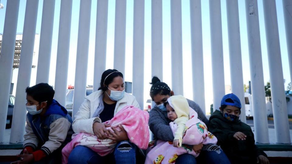 Mujeres en El Chaparral en Tijuana