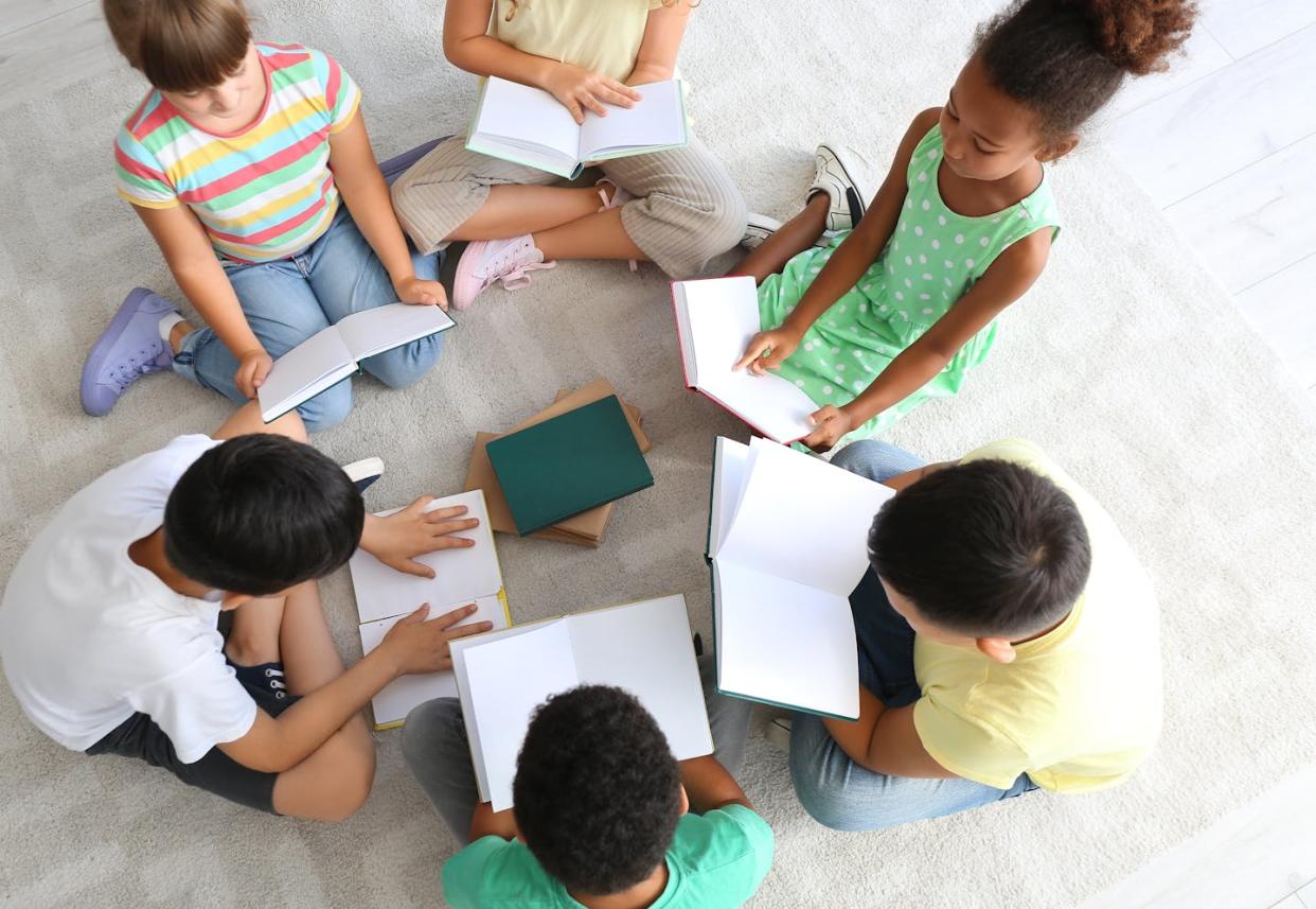 <a href="https://www.shutterstock.com/es/image-photo/little-children-reading-books-on-floor-2169369945" rel="nofollow noopener" target="_blank" data-ylk="slk:Pixel-Shot/Shutterstock;elm:context_link;itc:0;sec:content-canvas" class="link ">Pixel-Shot/Shutterstock</a>