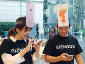 Nein, diese beiden iPhone-Fans aus Japan haben kein Brett vor dem Kopf: wer ein echter Anhänger der Apfel-Marke ist, zeigt dies schließlich auch gerne. Mittlerweile haben die alljährlichen Apple-Warteschlangen-Tage geradezu Event-Charakter. In ist, wer ansteht und es feiert.