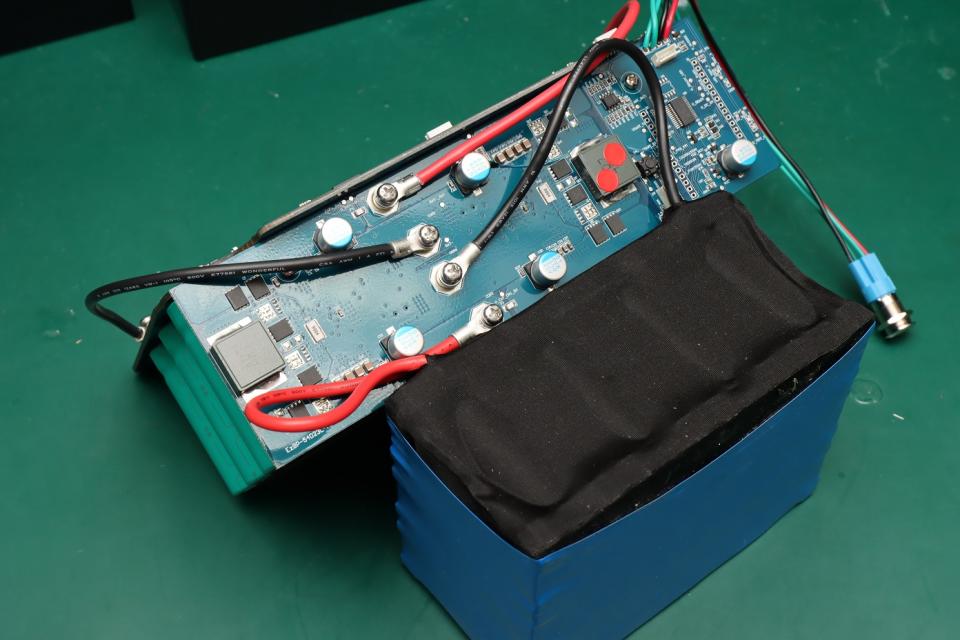 這塊電路板上有用來控制充放電的IC晶片，讓鋰鐵電池只負責供電給超級電容，而不會直接供電給啟動馬達，如此就不會出現鋰鐵電池過充或過放的問題，使其壽命更加長久。