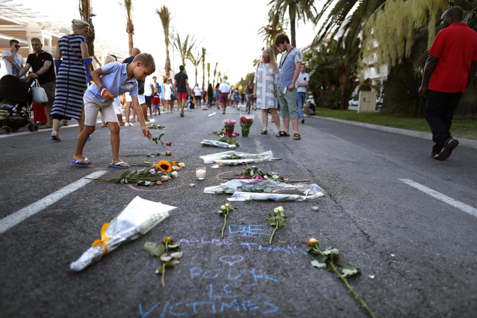 <p>Nach der Fußball-EM atmeten die Franzosen auf – der befürchtete Terroranschlag war ausgeblieben. Und dann das: Am französischen Nationalfeiertag raste ein Terrorist mit einem Lastwagen über die Uferpromenade in Nizza und tötete 86 Menschen. Der 31-jährige tunesische Täter wurde erschossen. Die Terrororganisation Islamischer Staat bekannte sich zur Tat. (Bild: dpa) </p>