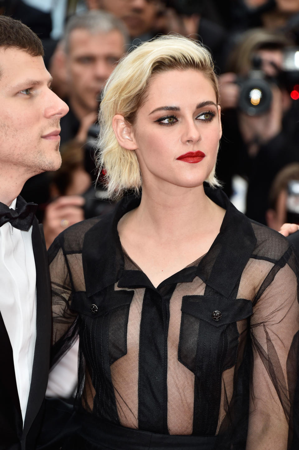 In Cannes lief Kristen Stewart an einem der Filmfestival-Tage 2016 mit dieser aufreizenden Bluse auf. In der Presse sorgte sie mit dem Outfit für geteilte Meinungen, bei dem Ziertaschen ihre Brüste bedeckten. (Bild-Copyright: Pascal Le Segretain/Getty Images)