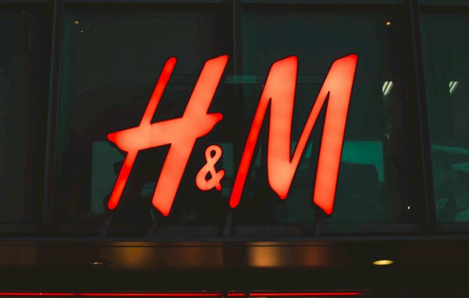 瑞典總理勒夫文(Stefan Lofven)26日表示，他支持瑞典服裝品牌H&M對工人權益的承諾。(itssecondkaki/Unsplash)