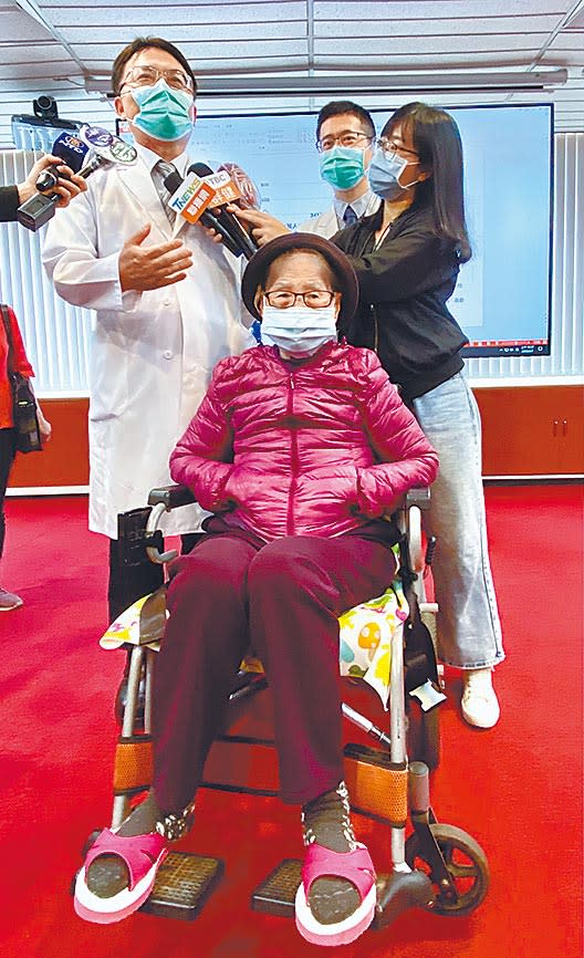 台中榮總完成人瑞級117歲奶奶高齡人工關節置換手術，重拾活動能力。（盧金足攝）