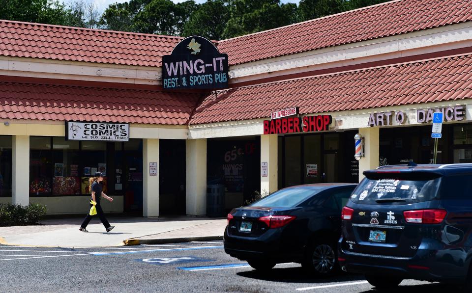 After 25 years in the business, Dave and Charleen Morency are closing Wing-It, their bar and grill, and wing restaurant in Mandarin.