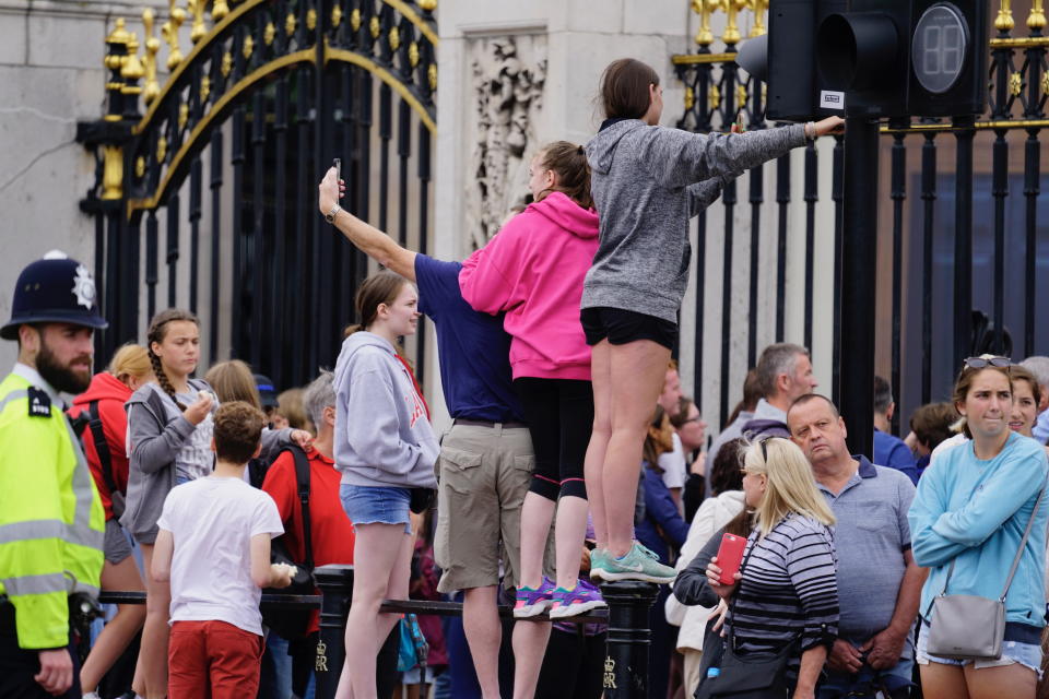 Tourists in Guard Changing ceremony at Buckingham Palace