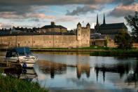 <b>Fermanagh Lakelands, Nordirland</b><br><br>...dem Wassertaxi oder bei einer Kanutour kann man vorbei an über 150 Inseln schippern. Auch der beeindruckende Höhlenkomplex Marble Arch Caves mit Tropfsteinen und Wasserfällen lässt sich per Boot erkunden. Wer genug von Wasser hat, findet auch an Land genug Attraktion, wie etwa zahlreiche Schlösser aus dem 17. und 18. Jahrhundert. (Bild: ddp images)