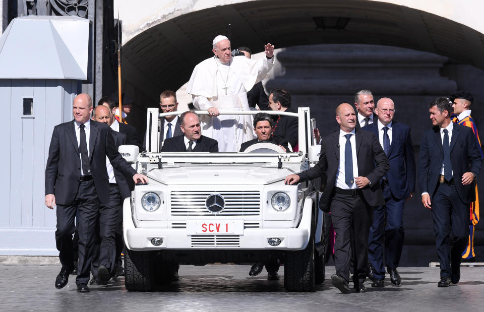 (GERMANY OUT)    Rom, Vatikan Mehrere Leibwaechter umgeben Papst Franziskus I. (Mitte) im Papamobil fuer die woechentlichen Generalaudienz auf dem Petersplatz      (Photo by Pressefoto Ulmer/ullstein bild via Getty Images)