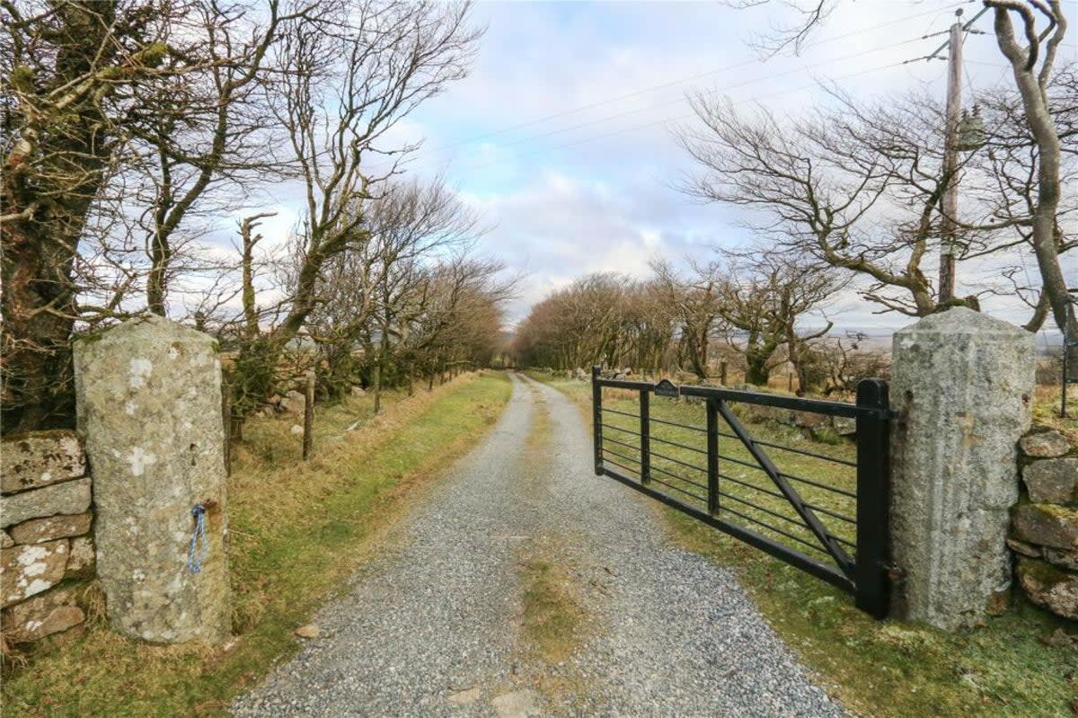 A long private driveway separates the house from the road (Mansbridge Balment)