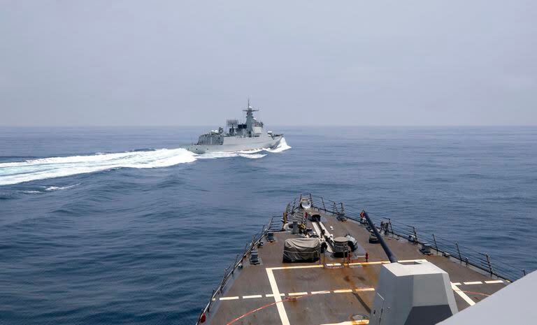 En esta imagen proporcionada por la Marina de Estados Unidos, el USS Chung-Hoon observa a un barco de la Marina china, que realiza una maniobra descrita como 