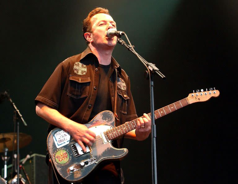 Un compilado recupera particulares versiones de la vida artística de Joe Strummer con The Clash y, principalmente, después de la banda