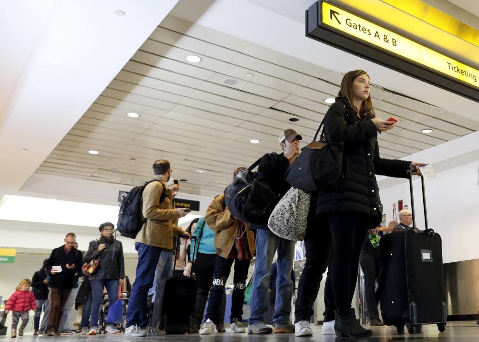 <em>Pasajeros hacen fija en el aeropuerto La Guardia de Nueva York, en noviembre de 2015. Foto: Brendan McDermid (Reuters)</em>