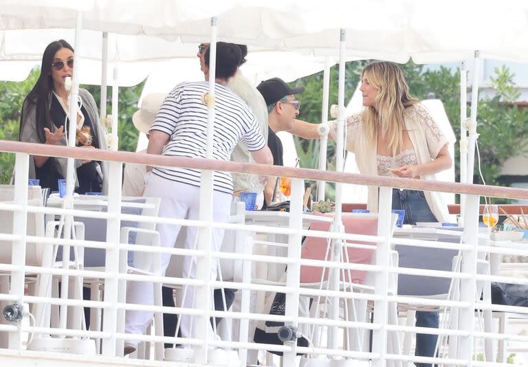 Klum y su hija no fueron las únicas celebridades que disfrutaron del lujoso hotel durante su estadía en Cannes. En la imagen se puede ver a Demi Moore, con quien la modelo compartió mesas, charlas y ratos de ocio. Si bien no está en la foto, el cantante Joe Jonas también se hospedó allí