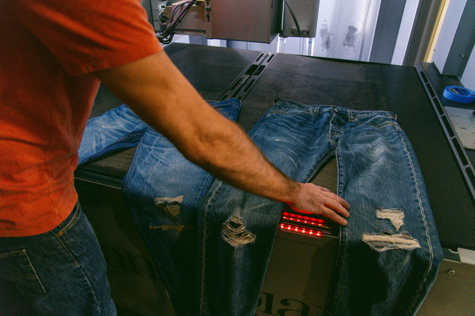 Un empleado de Levi’s compara un par de pantalones lavados, a la derecha, con un par nuevo en el Eureka Lab de la empresa en San Francisco, el 1.° de febrero de 2024. (Marissa Leshnov/The New York Times) 