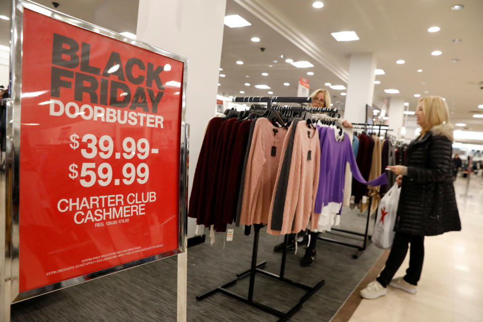 Az emberek 2018. november 23-án vásárolnak egy fekete pénteki akció során a Macy's áruházban Manhassetben, New York államban, 2018. november 23-án. REUTERS/Shannon Stapleton