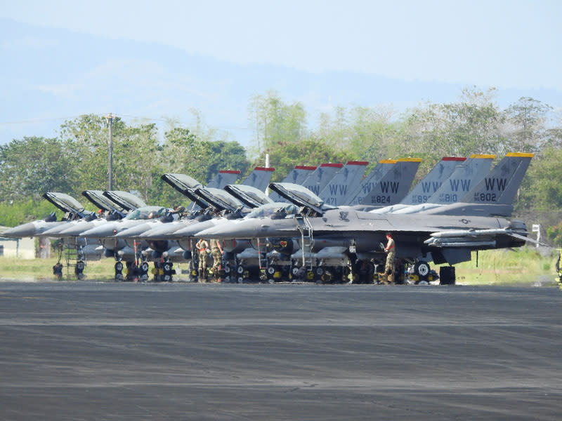 美國F-16戰機參與菲美空軍演習 菲律賓空軍的FA-50戰機和美國空軍的F-16戰鬥機11 日在馬尼拉西北方的巴塞空軍基地進行菲美空軍「雷 霆對抗」第一階段演習。圖為F-16戰機。 中央社記者陳妍君巴塞空軍基地攝  113年4月11日 