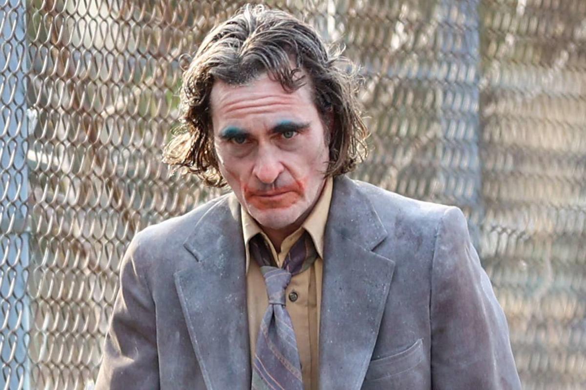 Joaquin Phoenix Walks New York City Sidewalks in Character While ...