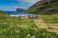<p>Tjørnuvík es un pintoresco pueblo de unos 70 habitantes situado al norte de Streymoy, que se encuentra encerrado entre el mar y decenas de cascadas. (Foto: Getty Images).</p> 