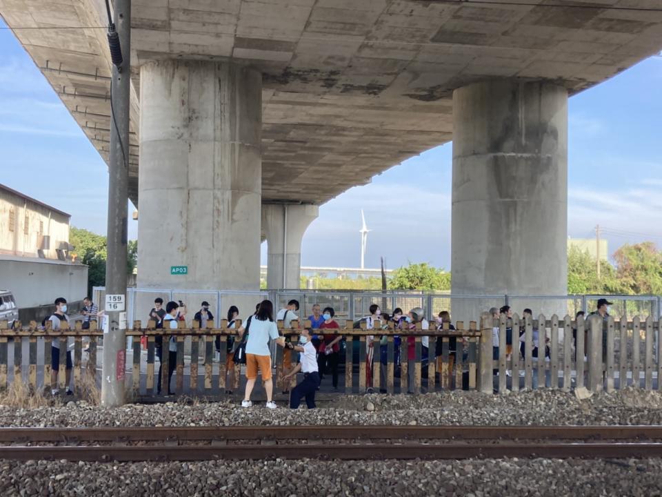 車上旅客約80至100人由通霄站站員引導至車站，火車會有延誤情形。   圖：台鐵／提供