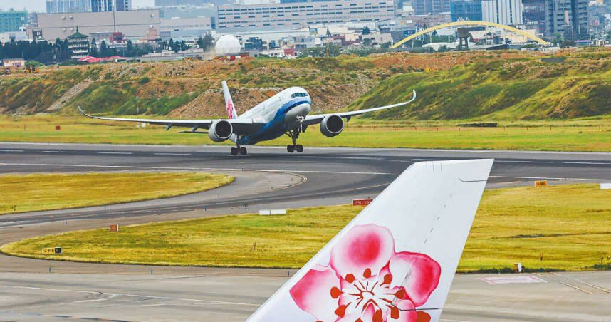 航空旅遊業疫後復甦，華航宣布，9月起所有員工基本薪一律調升2000元。（圖／陳麒全攝）