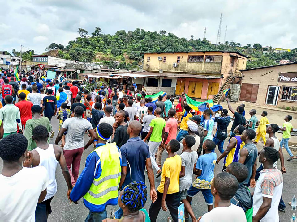 Tausende Einwohner strömten auf die Straßen, um das Ende des Bongo-Regimes zu feiern