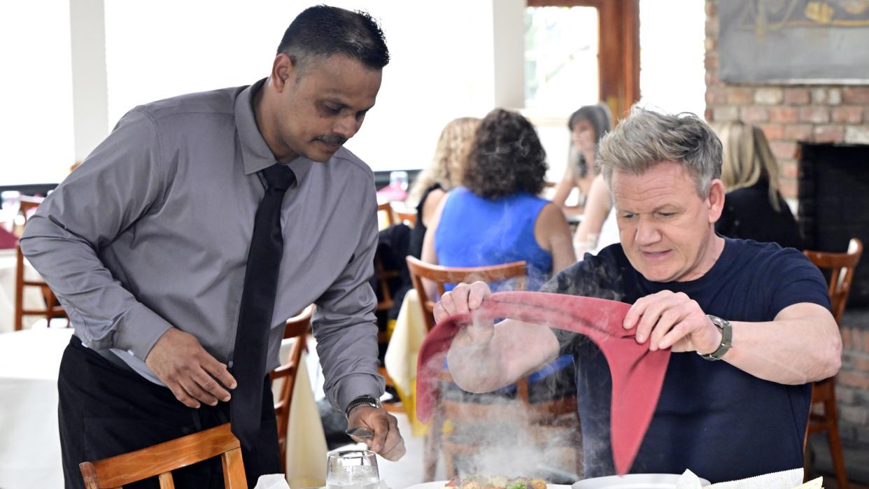  Gordon Ramsay speaks with staff at Diwan on Kitchen Nightmares season 8. 