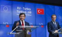 Turkish Prime Minister Ahmet Davutoglu (L) and European Council President Donald Tusk attend a news conference after a EU-Turkey summit in Brussels, Belgium November 29, 2015. REUTERS/Yves Herman