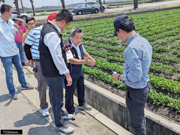 勘雲林八處農路農水路，劉建國：更好的圳路才有更好的收成。（記者劉春生攝）