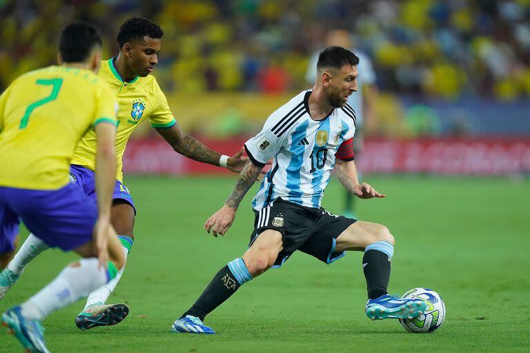 Leo Messi dominando la pelota ante la marca brasileña, durante la noche carioca 