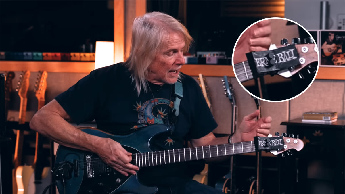  Steve Morse with his own string mute device. 